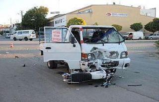 Kamyonetle çarpışan motosikletli 20 metre ileri...