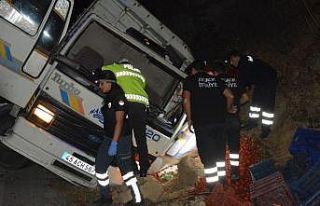 Kamyonun altında kalan sürücü ağır yaralandı