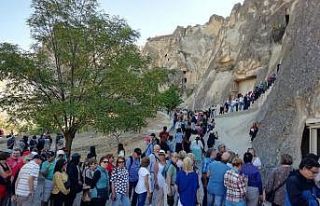 Kapadokya’da turistler müze ziyareti için kuyruk...