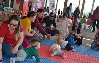 Bebek emekleme yarışmasında renkli görüntüler...