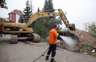 Kartal Belediyesi, metruk binaların yıkımına devam...