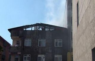 Kartal’da binanın çatısı alev alev yandı