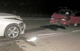 Kavşakta 2 otomobil kafa kafaya çarpıştı: 2 yaralı