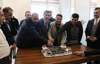 Kaymakam Erat’tan gazetecilere sürpriz kutlama