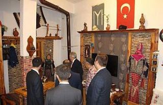 Kaymakamlar, ahşap sanatçısı Karaçam’ın eserlerini...