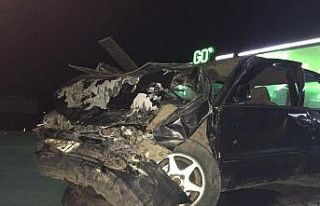 Kazada sıkışan sürücü itfaiye tarafından kurtarıldı