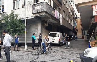 Kendisini tutmaya çalışan adamın üzerine atladı