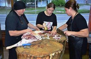 Koca mirası ‘kasap’ dükkanını kızlarıyla...