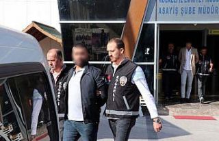 Sahte polisler yakayı ele verdi