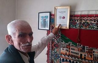 Kore gazisini Seul’daki ‘Barış Müzesi’nde...