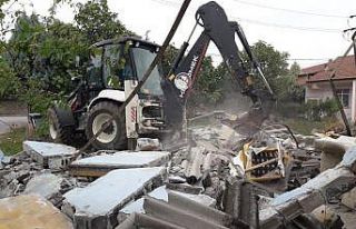 Körfez’de metruk binalar tek tek yıkılıyor