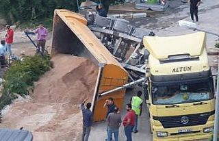 Kuşadası’nda kum taşıyan damperli tır devrildi