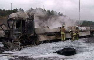 Otoyolda tır yandı