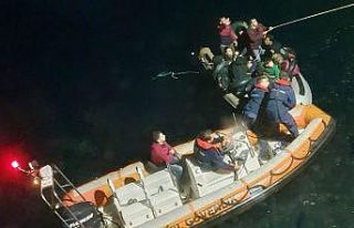 Lastik botla denize açılan 15 göçmeni Sahil Güvenlik...