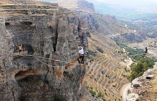 Levent Vadisi’nde Slackline gösterisi nefesleri...