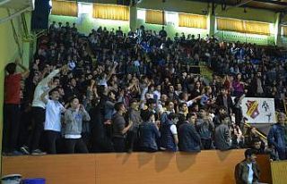 Maç izlemeye geldikleri spor salonunda tezahürat...