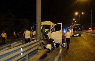 Manavgat’ta tur minibüsü çelik bariyere çarptı:...