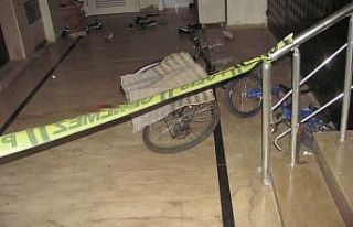 Merdiven boşluğuna düşen bebek öldü