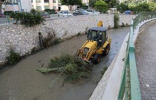 Mezitli’de, su taşkınlarına karşı dere yatakları...