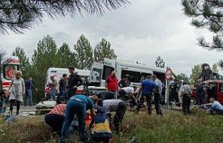 Minibüsler kafa kafaya çarpıştı: 1 ölü, 15...