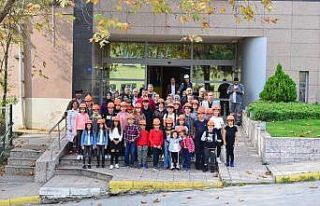 Minik Erdemirliler anne ve babalarının iş yerini...