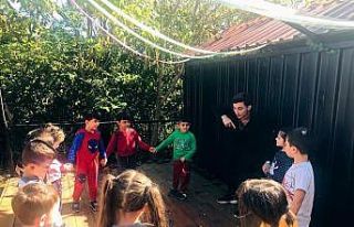 Minik öğrenciler drama dersi alıyor