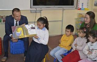 Minik öğrenciler el ele masal dünyasıyla buluşuyor