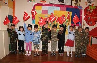 Minik öğrencilerden Mehmetçik’e duygulandıran...