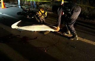 Motosiklet çarptı otomobilin altında kaldı: 1...