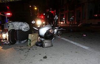 Motosiklet önce ağaca sonra direğe çarptı: 1...