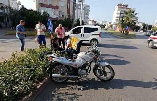 Motosiklet sürücüsü kask sayesinde hayatta kaldı