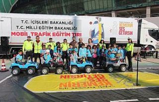 Öğrenciler akülü araba kullanarak trafik kurallarını...