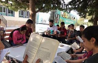 Öğrenciler gezici kütüphaneyle buluştu
