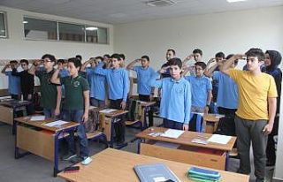 Öğrenciler Mehmetçiğe mektup gönderip, selam...