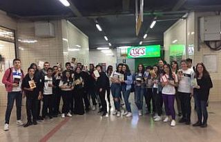 Öğrenciler metroda kitap okuyarak ‘Kitap her yerde’...