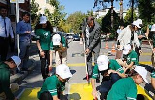 Öğrenciler ve protokol yaya yollarını boyadı