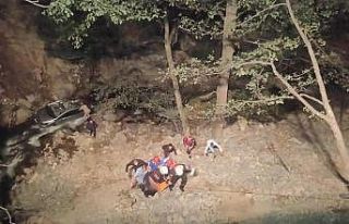 Otomobil dereye yuvarlandı: 1 ölü, 2 yaralı