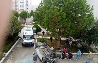 Otomobil sitenin bahçesine uçtu: 2 yaralı