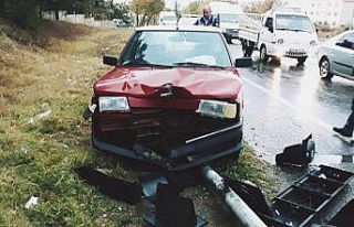 Otomobil trafik ışığı direğine çarptı