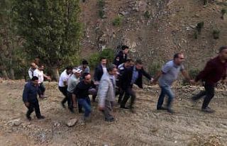 Otomobil uçuruma yuvarlandı: 2 yaralı