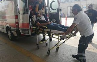 Otomobille kafa kafaya çarpışan motosikletli yaralandı