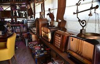 10 yıldır topladığı antika eşyalarla ofisini...