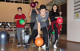 Hayalleri gerçek oldu, hayatlarında ilk defa bowling...