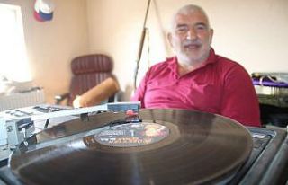 Hurdacıyken bulduğu plak ve kasetleri biriktirerek...