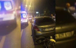 Küçükçekmece’de çekici bekleyen otomobile motosiklet...