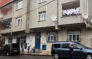 (Özel) Şahsın pencere demirlerine asılan kıyafetleri...