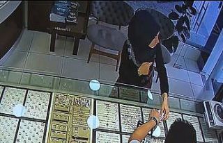 (Özel) Yerde bulduğu 13 bin dolar bulunan paketi...