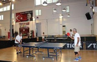 Parkinson hastaları masa tenisi oynadı