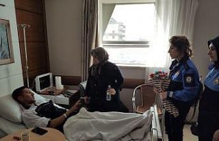 Polislerden yaralı askerlere ziyaret