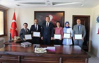 Proje geliştiren öğretmenlere başarı belgesi...